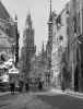 Schwarz-weiss Foto: von 1945 des neuen Münchner Rathauses umgeben von Kriegsruinen