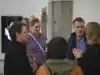 eine gruppe von 5 menschen im Gespräch in einem Kunstraum