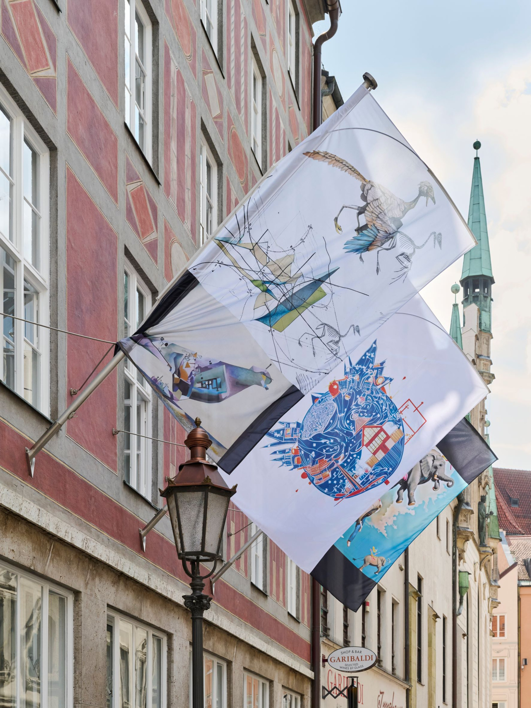 drei-Fahnen-von-Alexander-Kluge-am-Kulturreferat-ausstellung-onside-offside-rathausgalerie