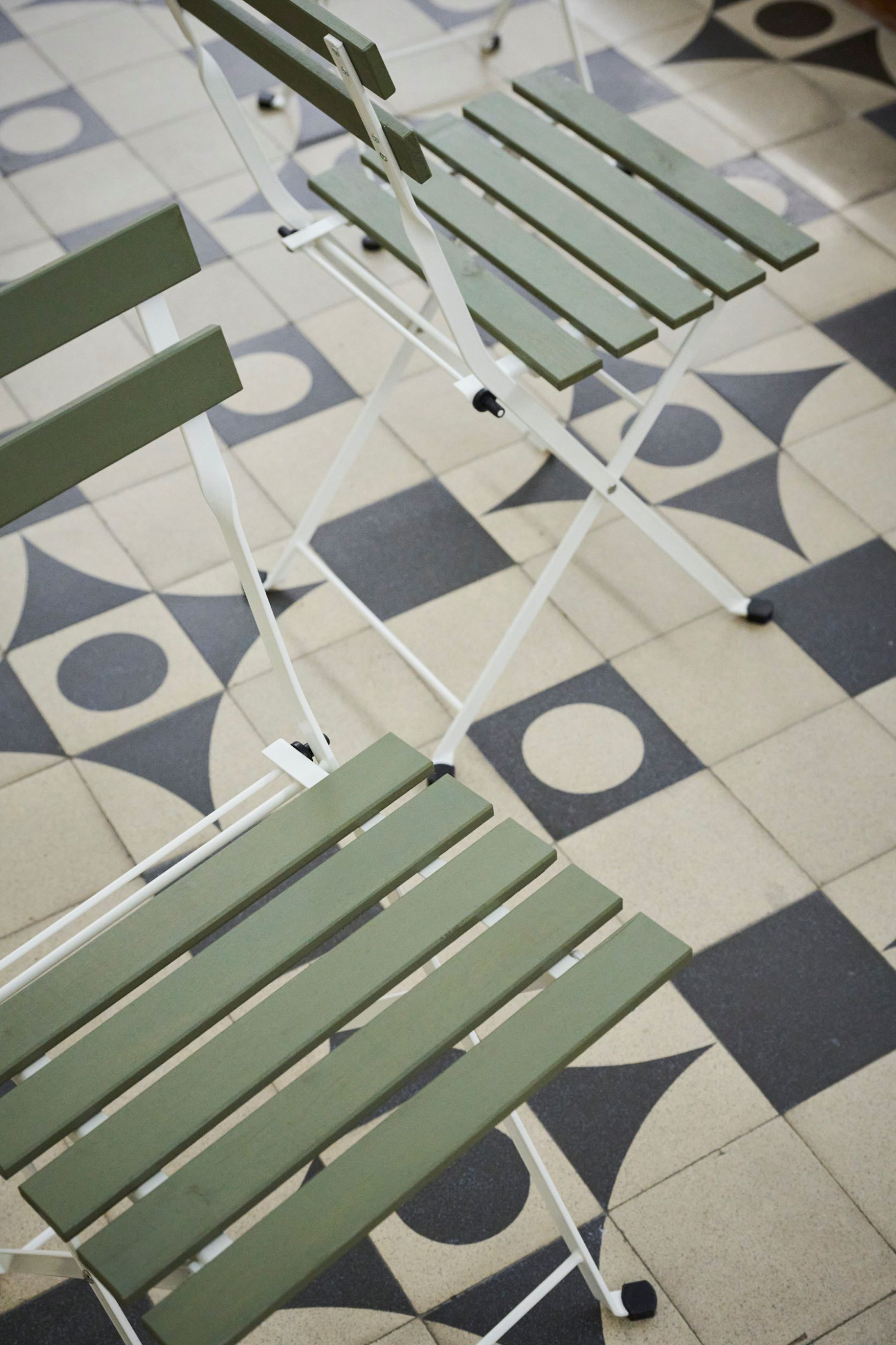 zwei-gruene-gartenstuehle-auf-schwarz-weissem-fliesenboden-rathausgalerie