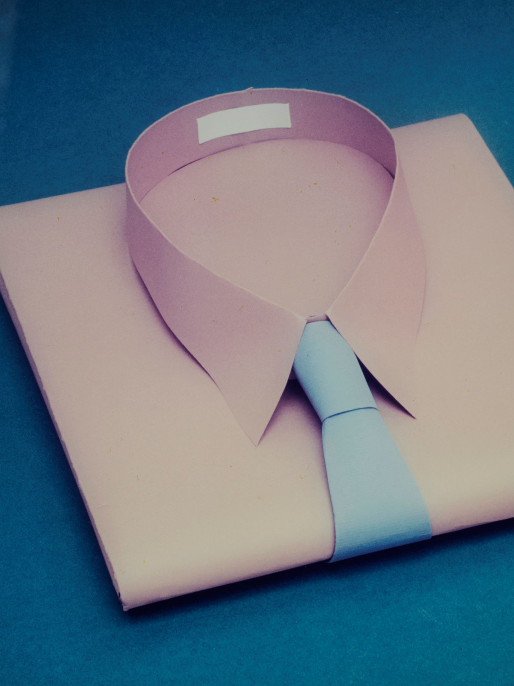 farbfoto-mit-gefaltetem-papierhed-und-krawatte-von.thomas-demand-teil-der-ausstellung-onside-offside-rathausgalerie