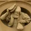 Skulptur des Geldboten der Kassenhalle