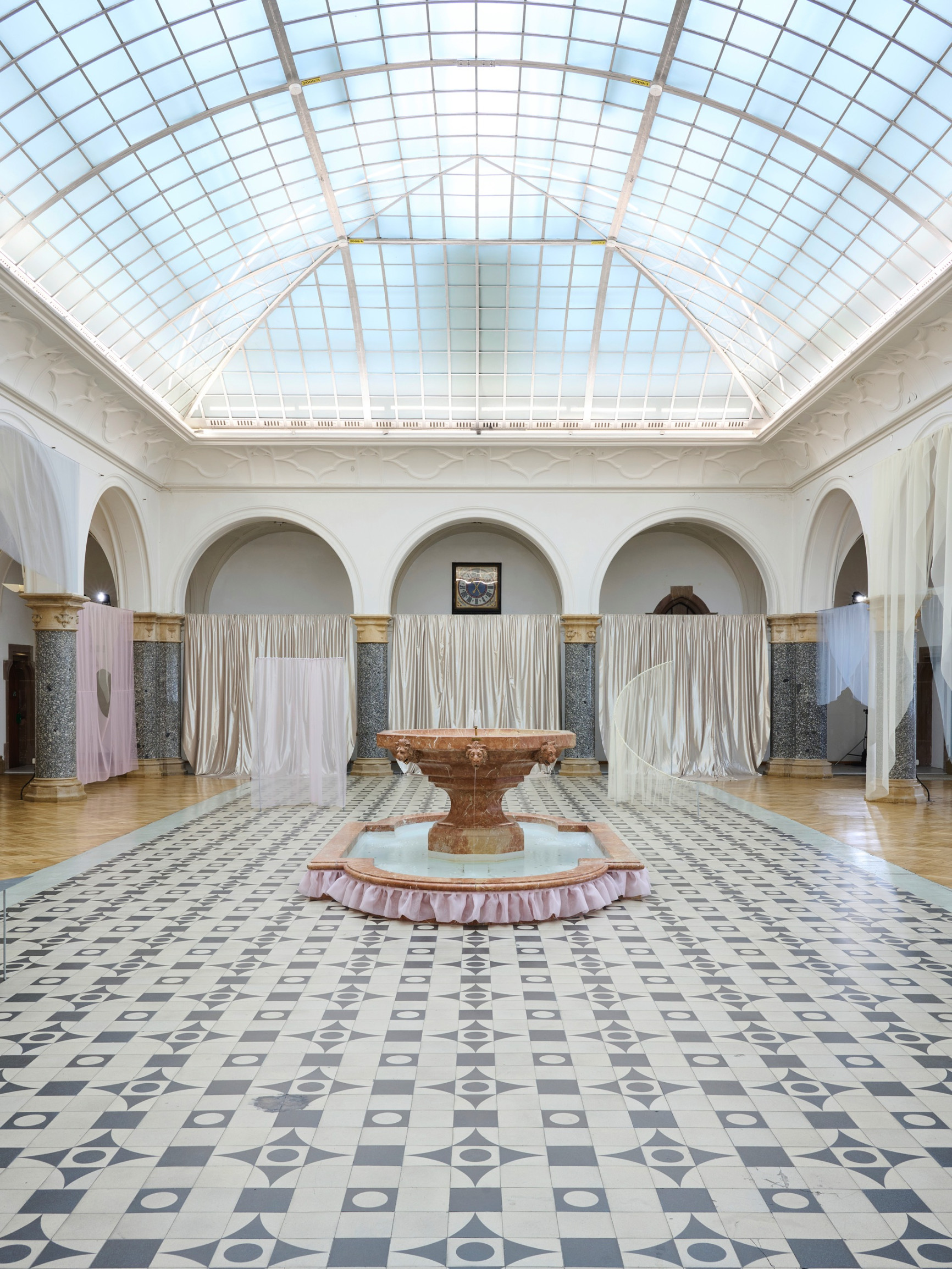 Rathaus Galerie München Ayzit Bostan Palast 01 Fabian Frinzel