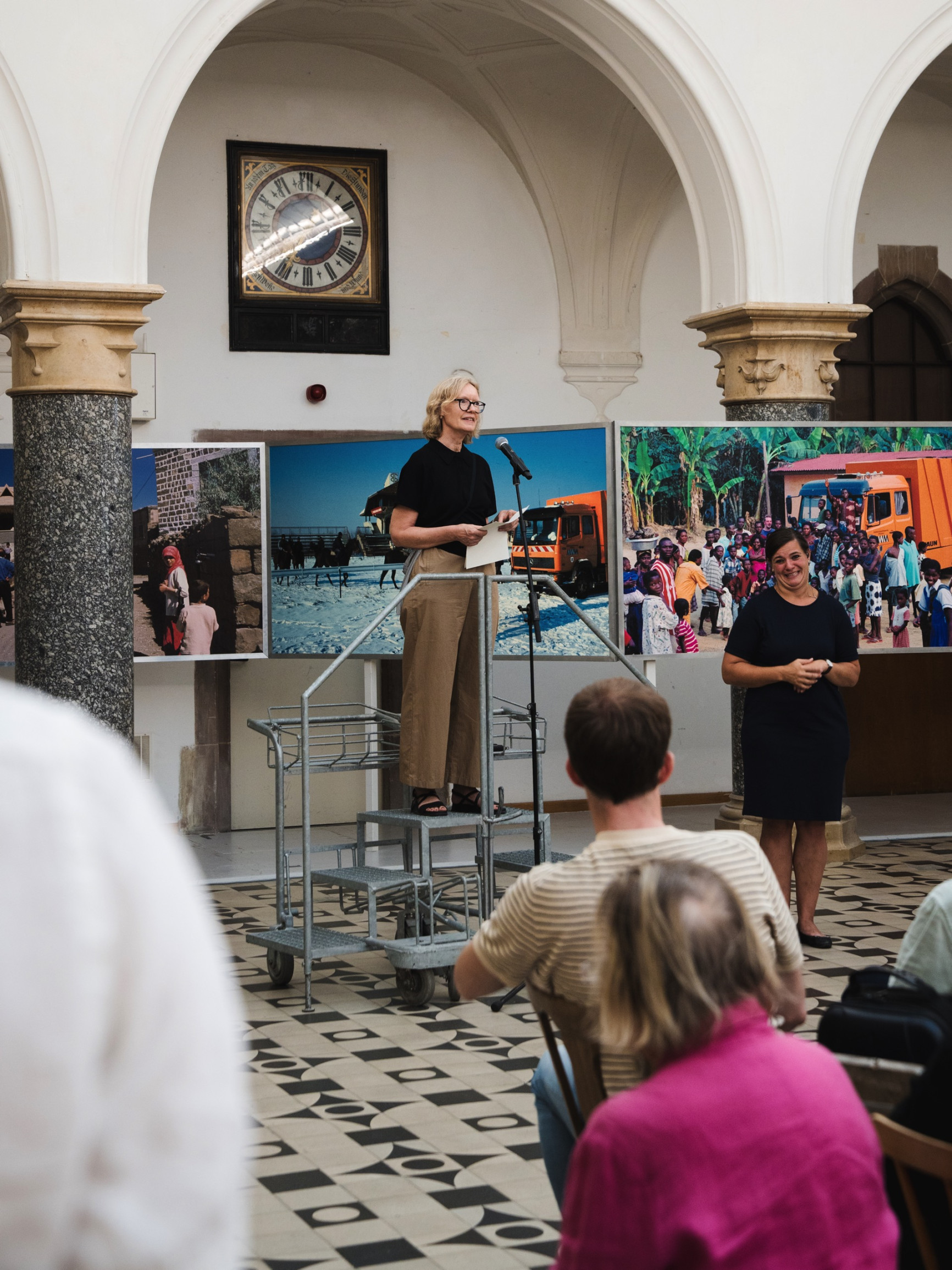 Rathaus Galerie München Empfangshalle Speisung 08 Priscillia Grubo