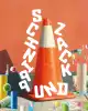 Grafik: weißer Schriftzug "Schnipp und Zack" umläuft einen orange-weißer Baustellen Pylon im Zentrum; oranger Hintergrund; bunte Bälle fliegen durch die Luft;