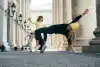 drei mädchen beim breakdancen in einem Säulendurchgang